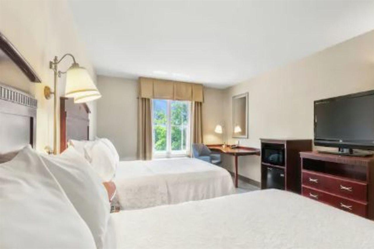 Hampton Inn Нашуа Экстерьер фото