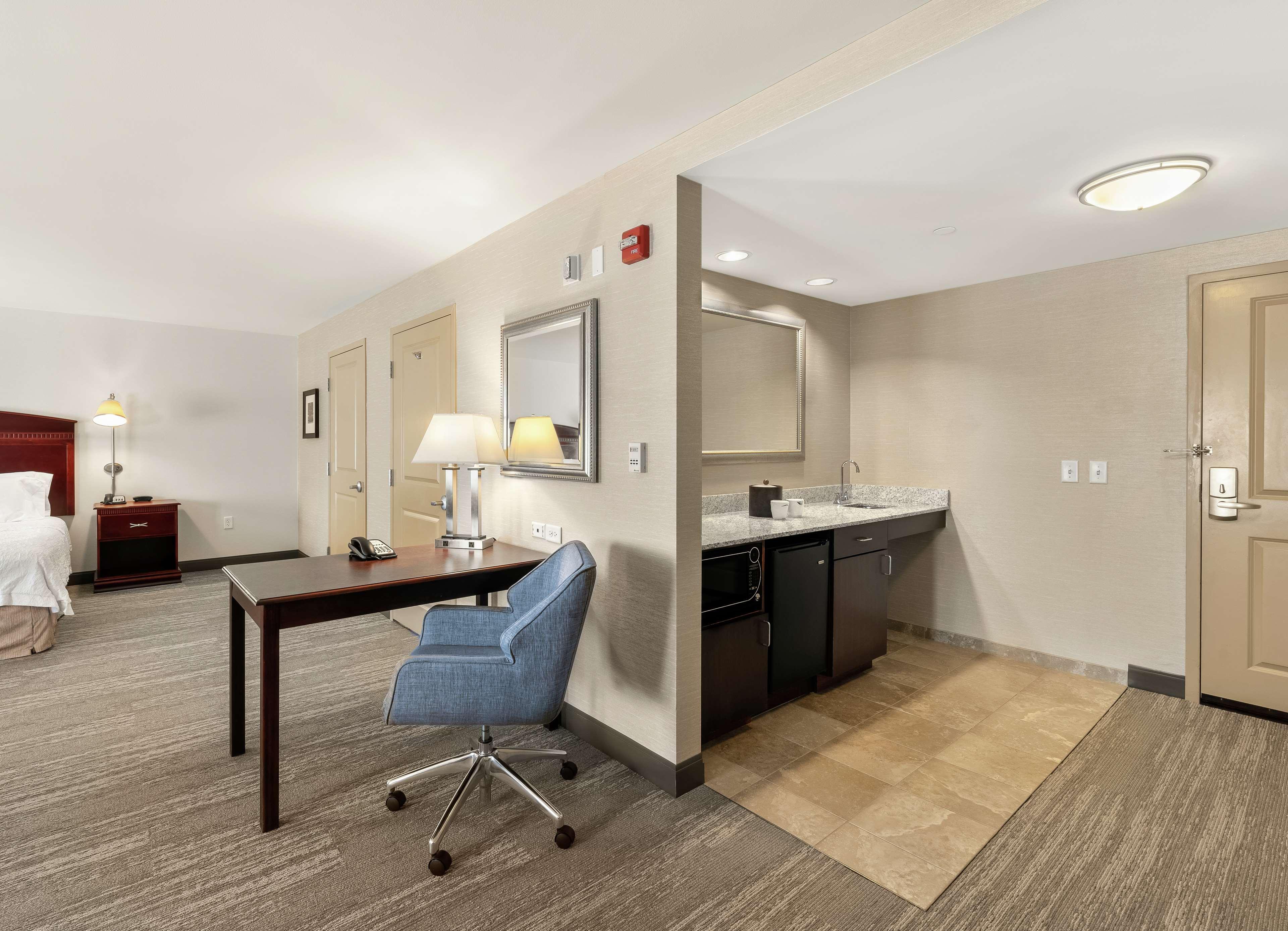 Hampton Inn Нашуа Экстерьер фото