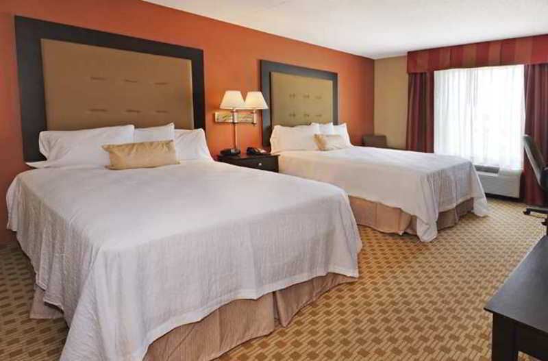Hampton Inn Нашуа Экстерьер фото