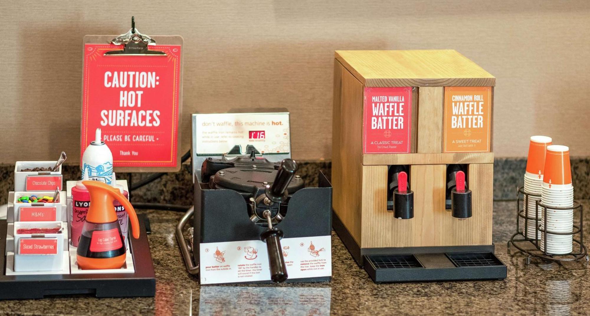 Hampton Inn Нашуа Экстерьер фото