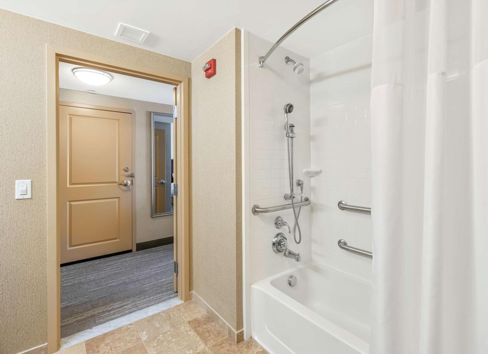 Hampton Inn Нашуа Экстерьер фото