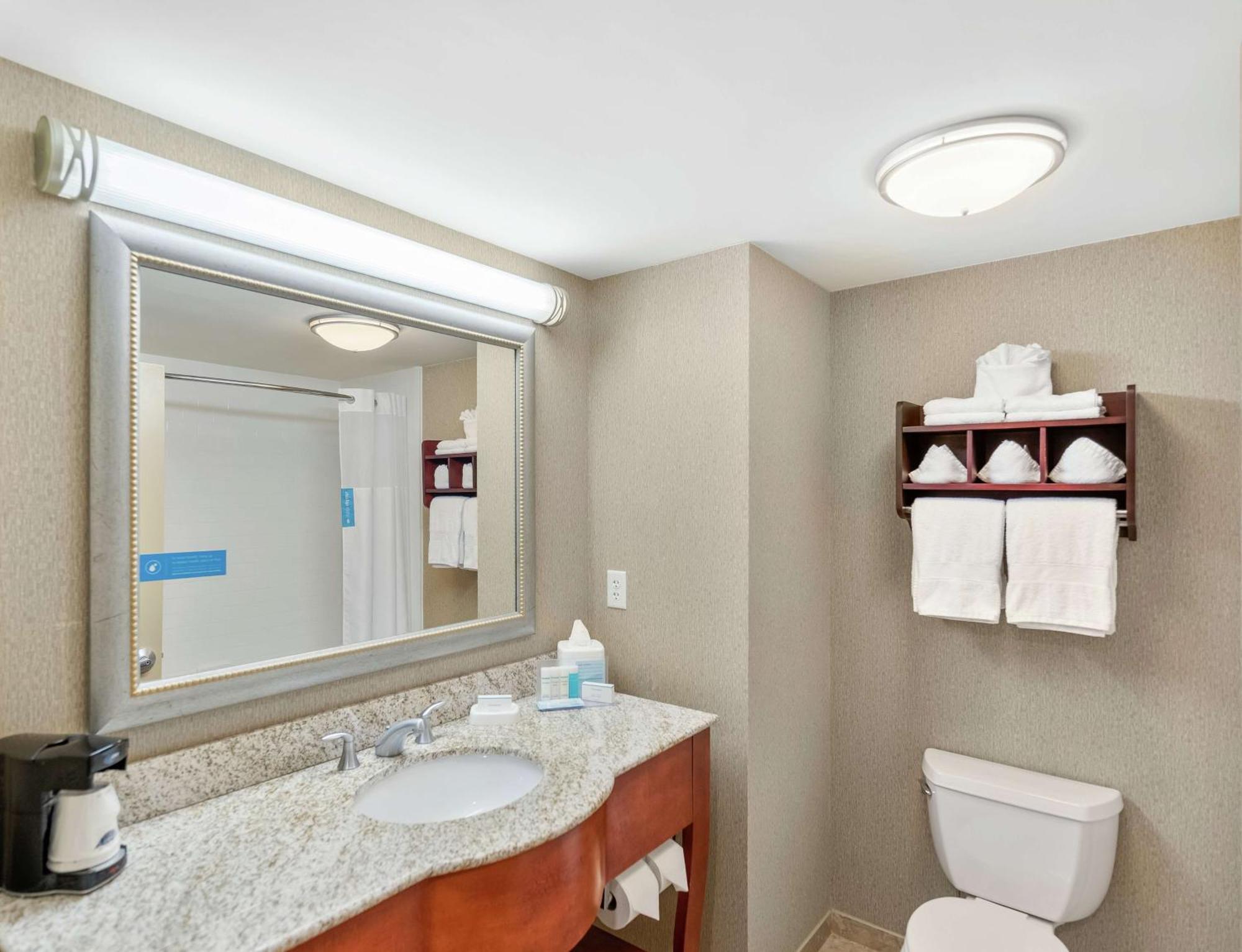 Hampton Inn Нашуа Экстерьер фото