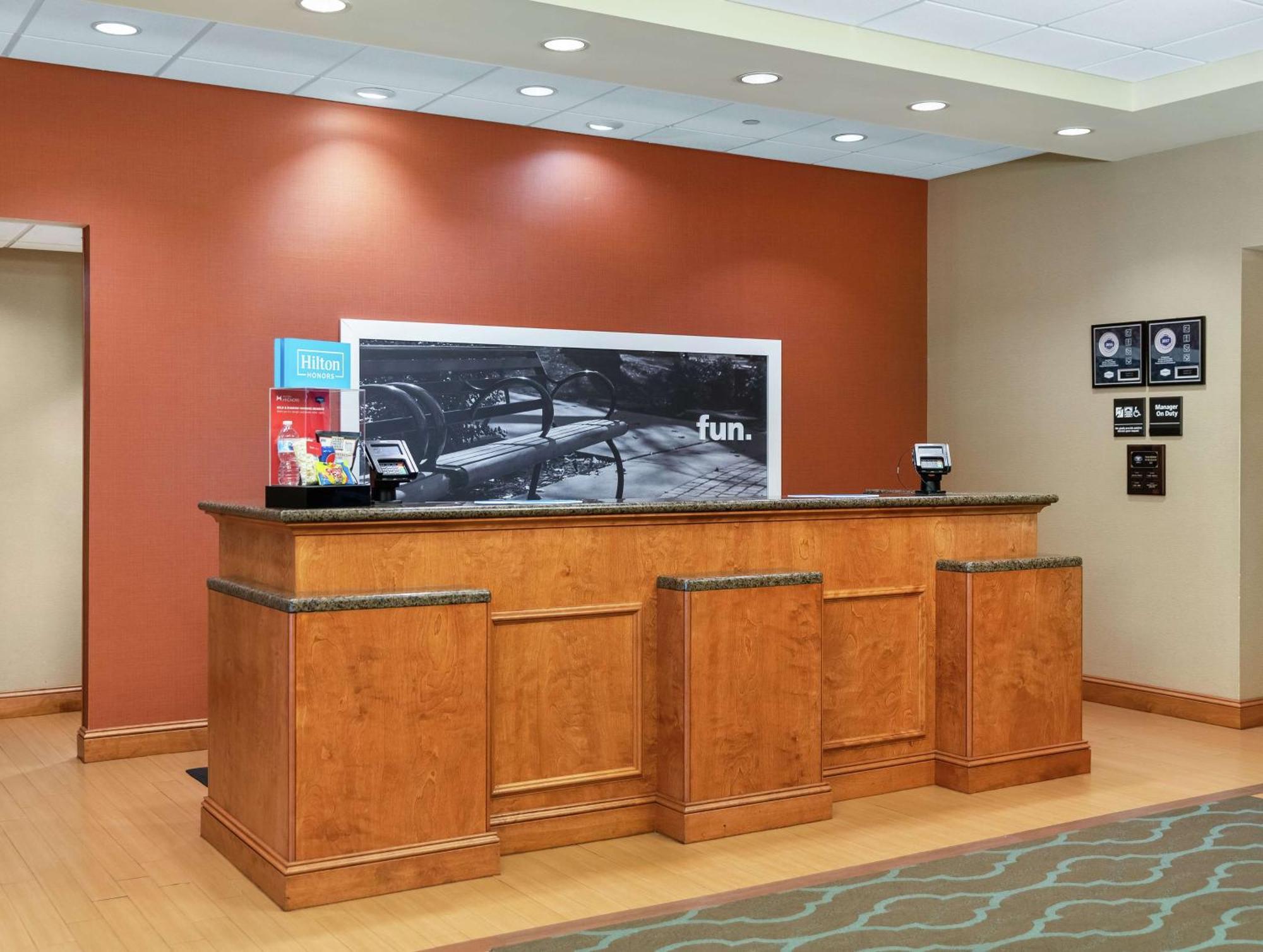 Hampton Inn Нашуа Экстерьер фото