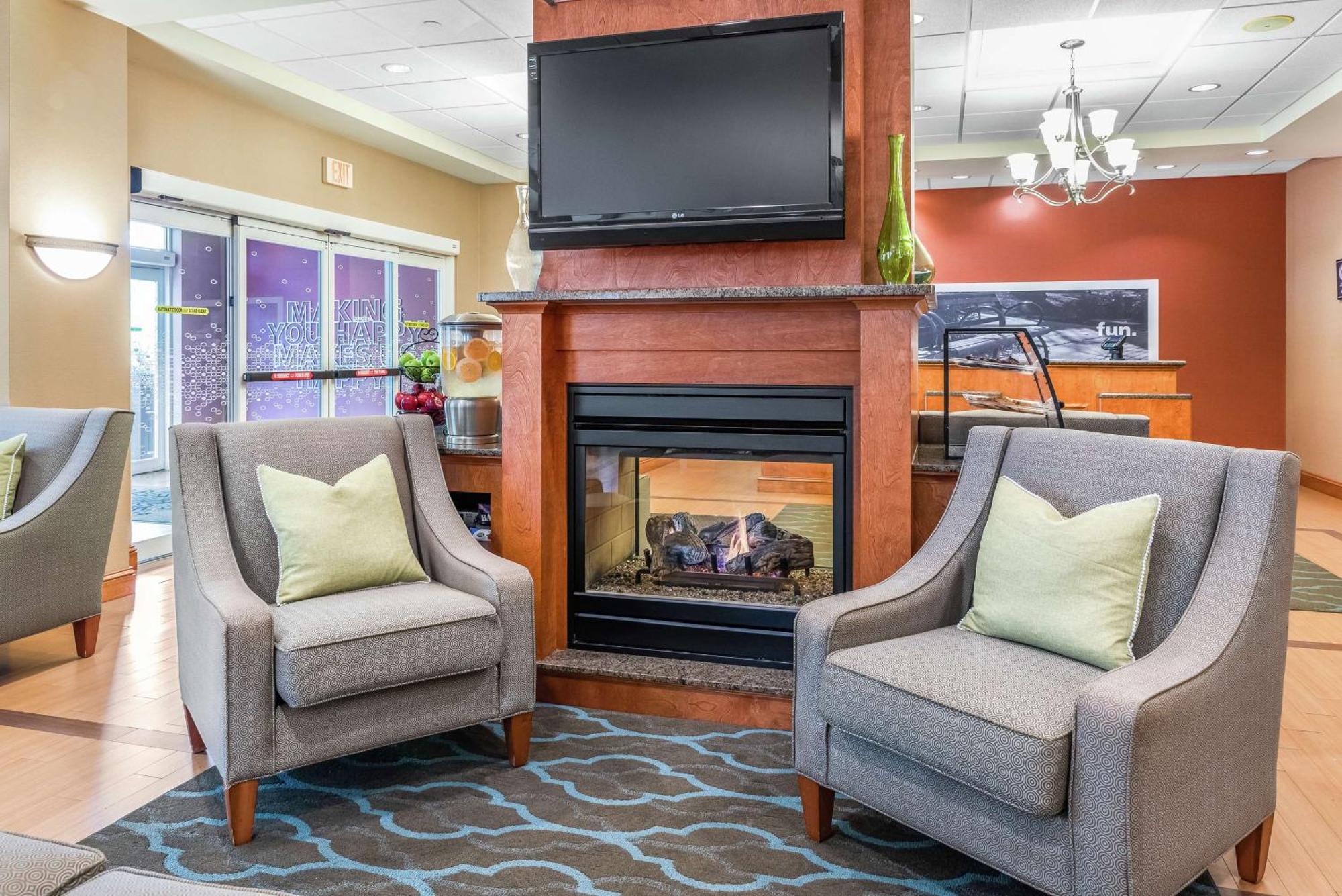 Hampton Inn Нашуа Экстерьер фото