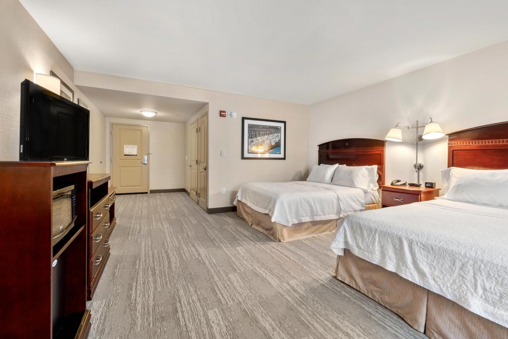 Hampton Inn Нашуа Экстерьер фото