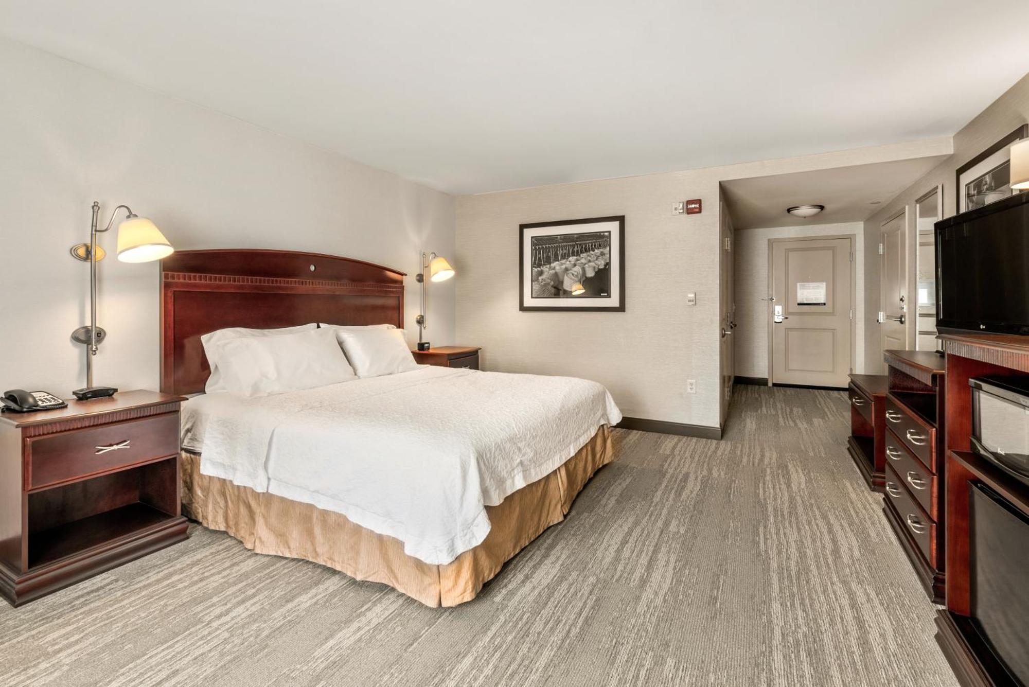Hampton Inn Нашуа Экстерьер фото