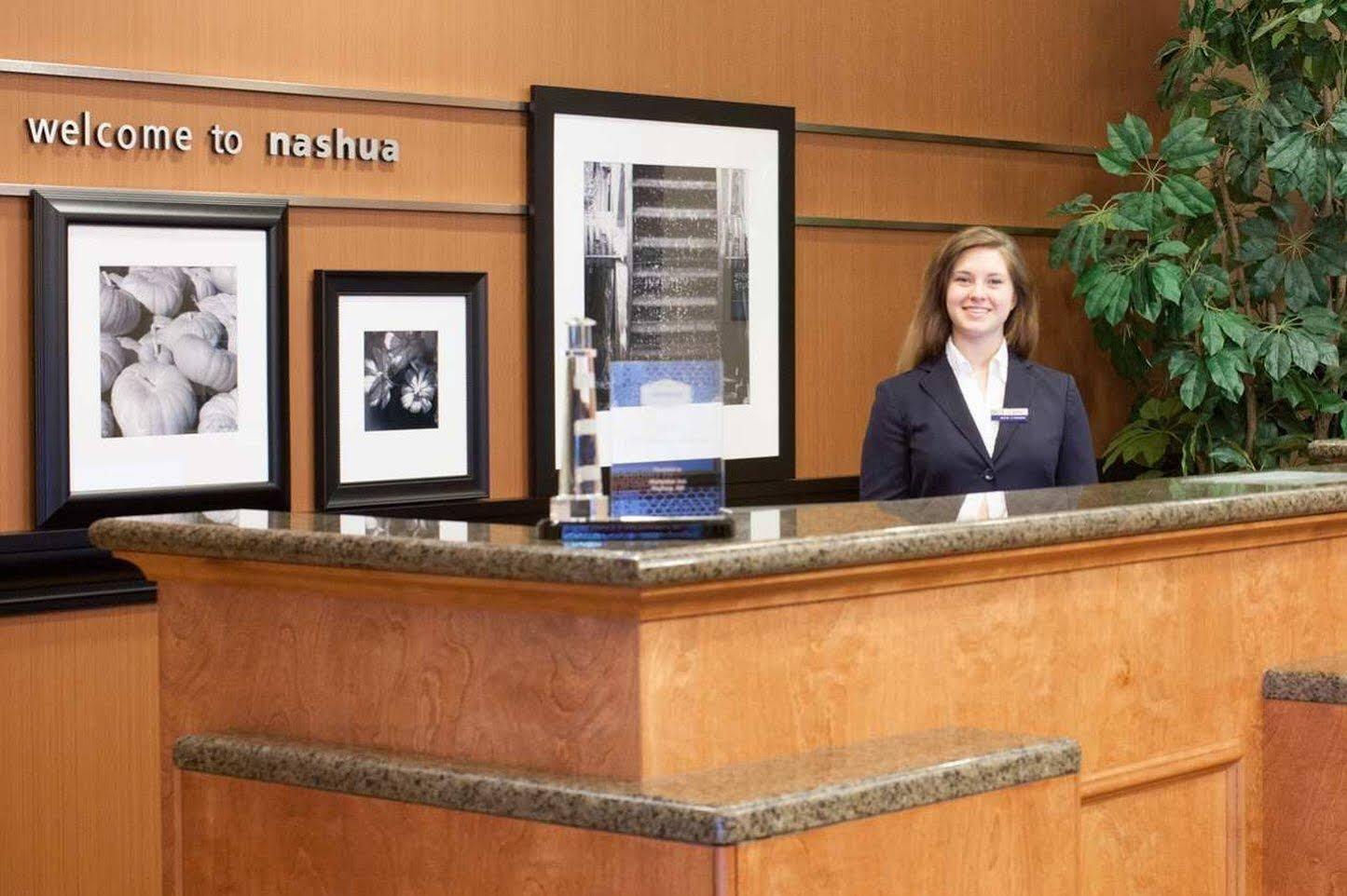Hampton Inn Нашуа Экстерьер фото